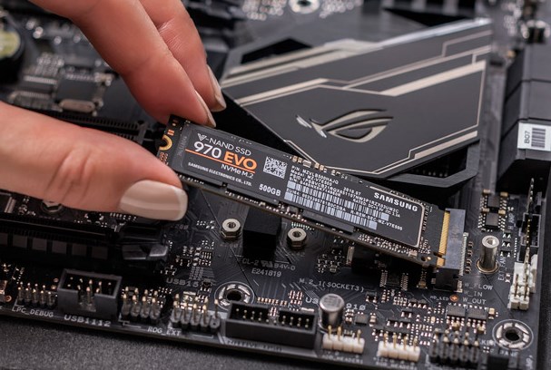 將新的 NVMe SSD 連接到您的計算機