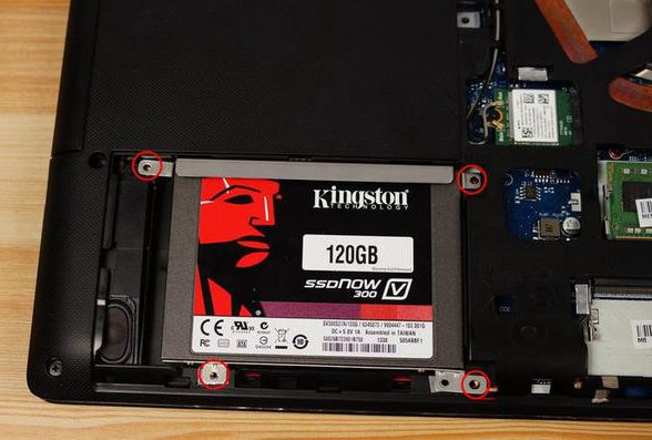 從筆記型電腦中取出 SSD