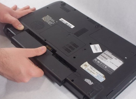 從筆記型電腦中取出電池