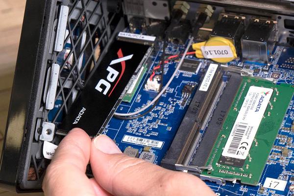 在台式電腦中安裝 M.2 SSD