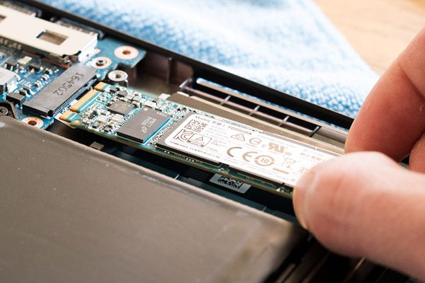 在筆記本電腦上安裝 M.2 SSD