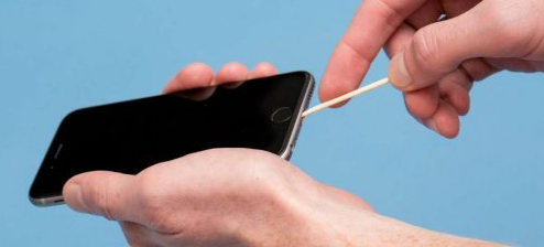 使用棉花棒清潔 iPhone Lightning 埠