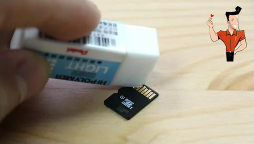 使用橡皮擦清潔 SD 卡金手指